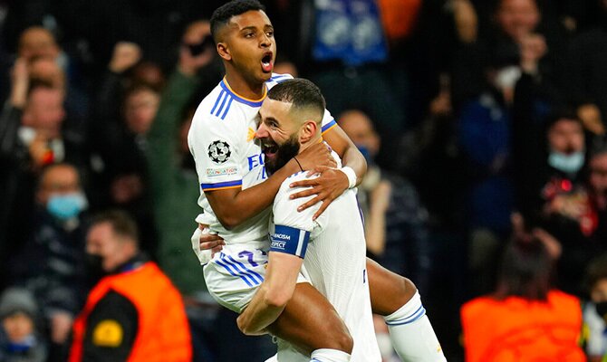 Rodrygo y Benzema del Real Madrid festejan en juego de Champions