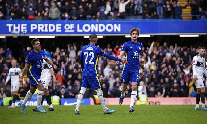 Hakim Ziyech y Marcos Alonso celebran una anotacion del Chelsea