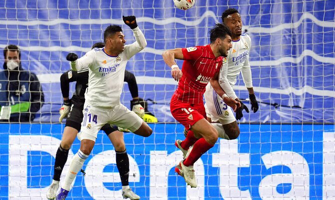 Casemiro del Real Madrid y Rafa Mir del Sevilla buscan un cabezazo