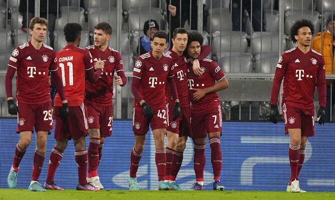 Robert Lewandowski y jugadores del Bayern Munich festejan un gol