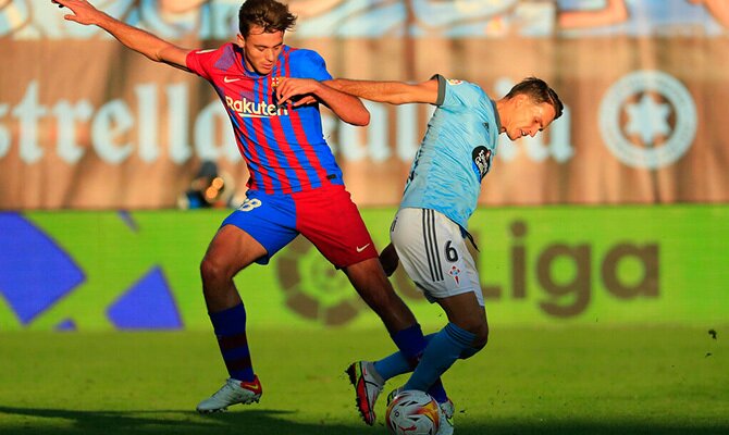 Nico Gonzalez del Barcelona lucha el balon ante Denis Suarez del Celta