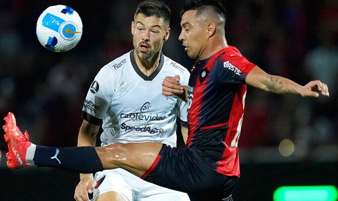 Fernando Romero de Cerro Porteno en partido de Copa Libertadores