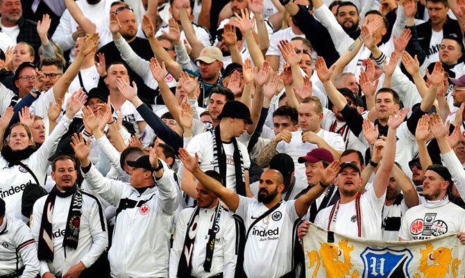 Hinchas del Eintracht Frankfurt festejan en la tribuna