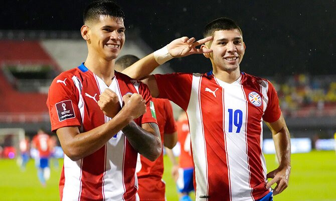 Robert Morales y Julio Enciso celebran una anotacion de la seleccion paraguaya
