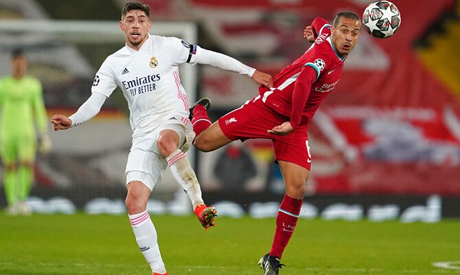 Federico Valverde del Real Madrid y Thiago Alcantara del Liverpool