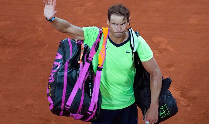 Rafael Nadal saluda a los aficionados en Roland Garros