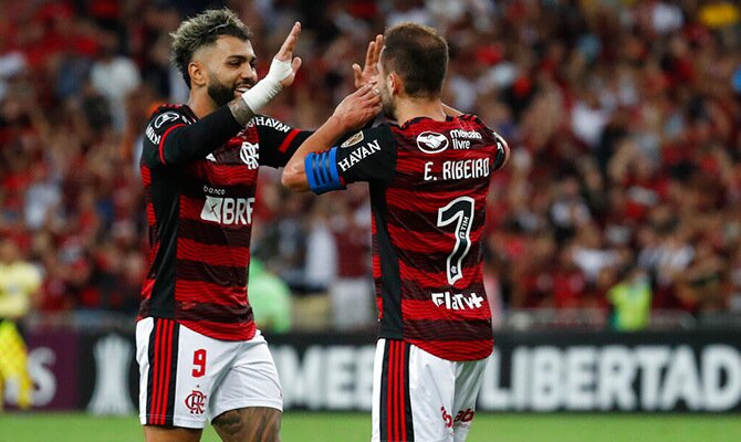 Everton Ribeiro y Gabriel Barbosa celebran un gol del Flamengo