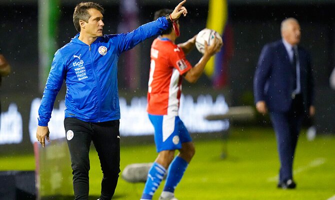 Guillermo Barros Schelotto da indicaciones en partido de la seleccion paraguaya
