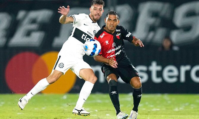 Alejandro Silva de Olimpia en accion contra Colon de Argentina