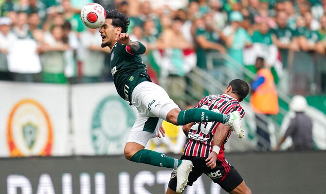 Gustavo Gomez de Palmeiras en partido contra el Sao Paulo