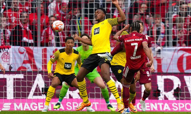 Serge Gnabry del Bayern Munich en partido contra el Dortmund
