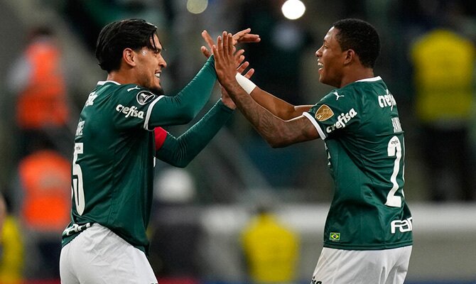El defensa paraguayo Gustavo Gomez y Danilo festejan un gol del Palmeiras