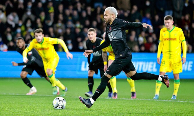 Neymar ejecuta un penal para el PSG ante el Nantes