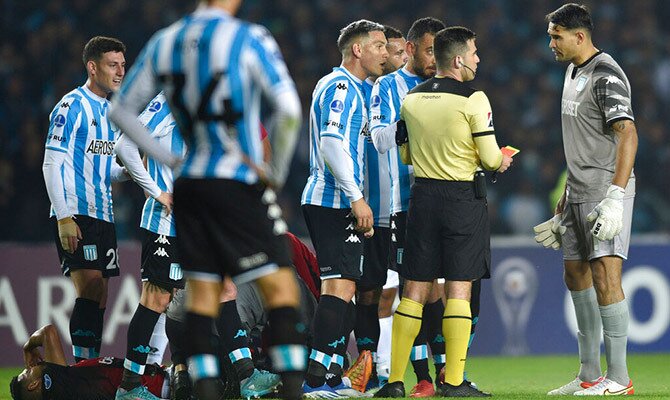Jugadores de Racing de Avellaneda en partido internacional