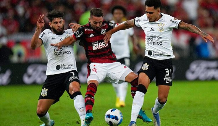 Fabian Balbuena del Corinthians en accion contra el Flamengo