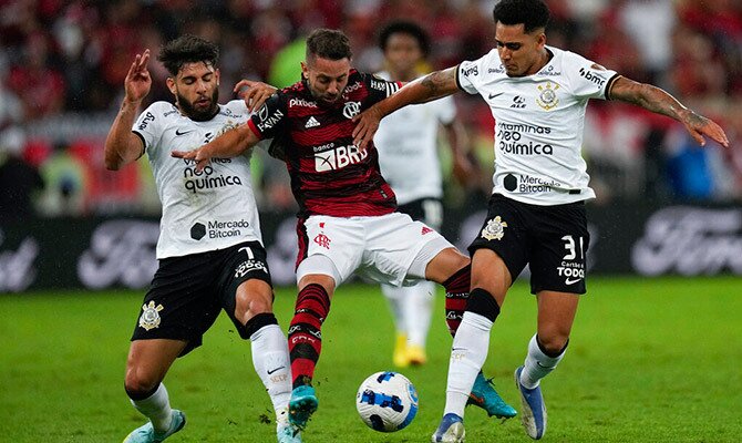 Fabian Balbuena del Corinthians en accion contra el Flamengo