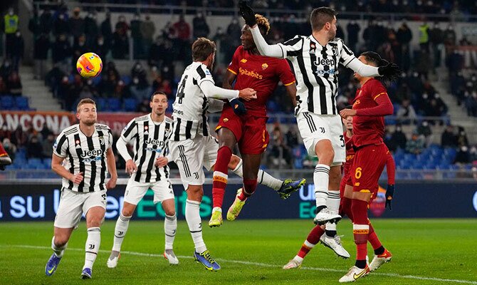 Tammy Abraham de la Roma cabecea entre varios jugadores de Juventus