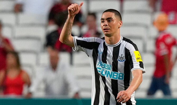 Miguel Almiron saluda a sus companeros tras un gol del Newcastle