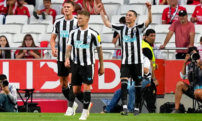 Miguel Almiron celebra un gol del Newcastle en la pretemporada