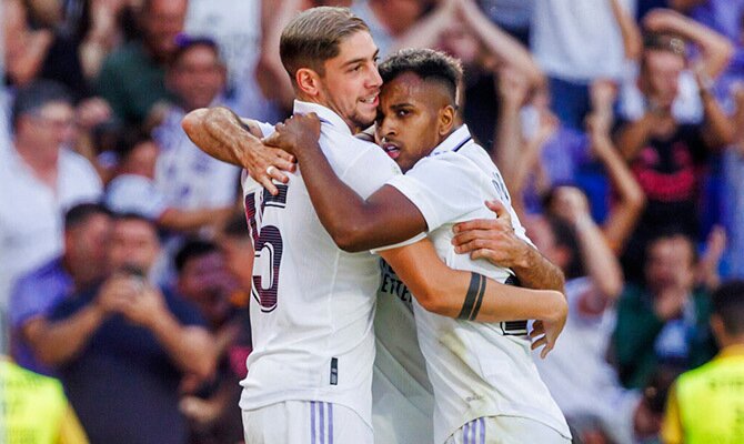 Rodrygo y Fede Valverde festejan una anotacion del Real Madrid en LaLiga