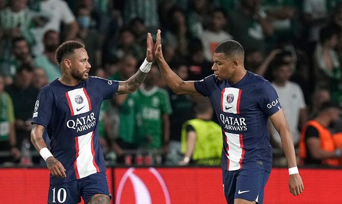 Neymar y Mbappe festejan un gol del PSG en la Champions League