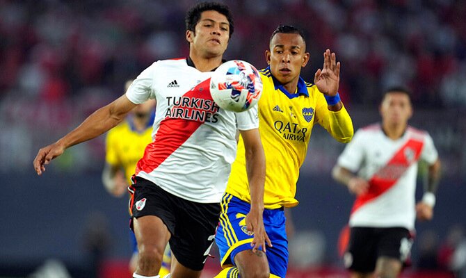 Robert Rojas de River Plate lucha un balon en el superclasico ante Boca Juniors