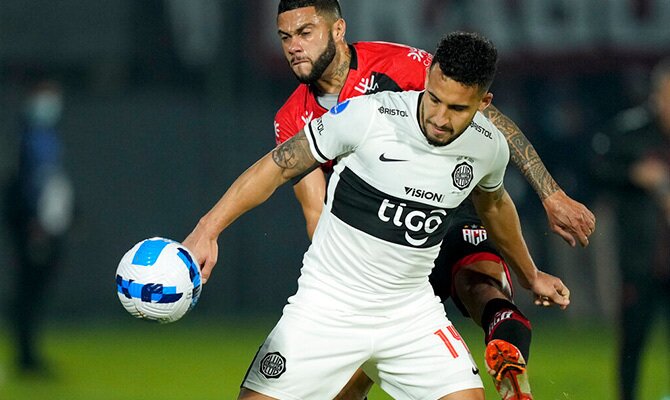 Fernando Cardozo de Olimpia en partido por Copa Sudamericana