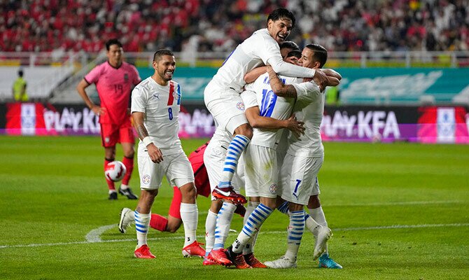 Futbolistas de la seleccion de Paraguay celebran un gol contra Corea