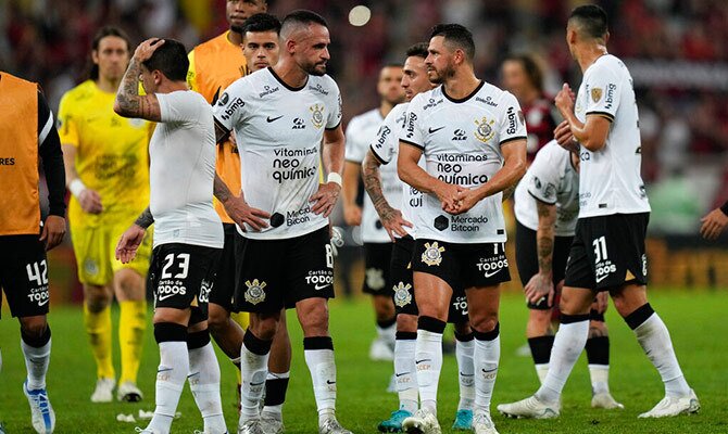 Fabian Balbuena con sus compañeros del Corinthians tras un juego ante Flamengo