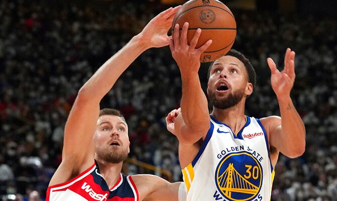 Steph Curry de los Warriors en partido de preparacion para la NBA