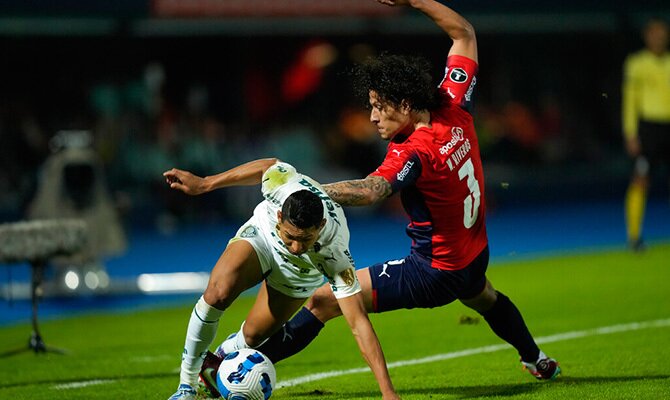William Riveros de Cerro Porteño en accion por Copa Libertadores