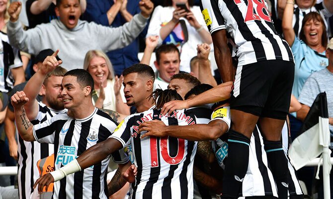 Miguel Almiron celebra con sus compañeros un gol del Newcastle en la Premier