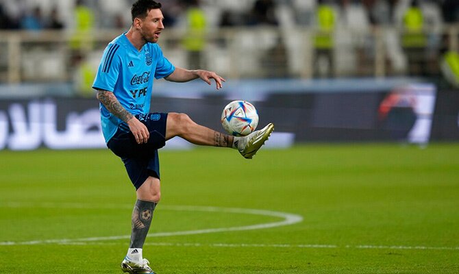 Lionel Messi en un calentamiento con la Selección Argentina en 2022
