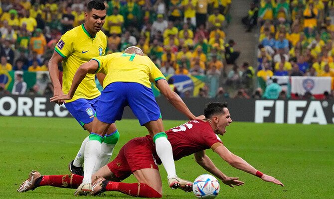 Casemiro y otro compañero de Brasil marcan a un rival en el debut de Qatar 2022