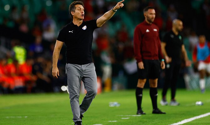 Guillermo Barros Schelotto da indicaciones en un amistoso de Paraguay