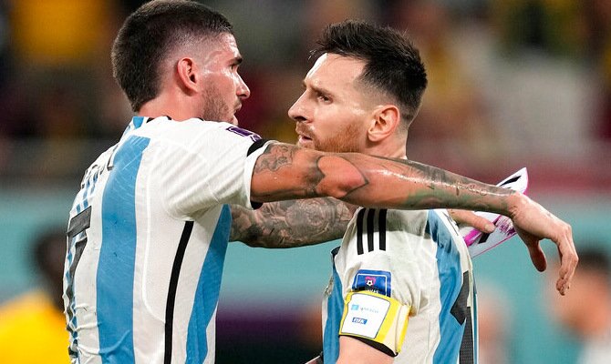 Messi y De Paul se abrazan tras una victoria de Argentina en Qatar 2022