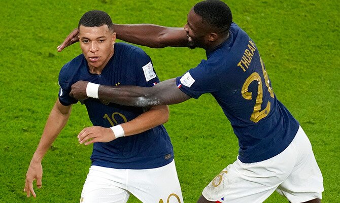 Kylian Mbappe celebra un gol de Francia en la Copa del Mundo 2022