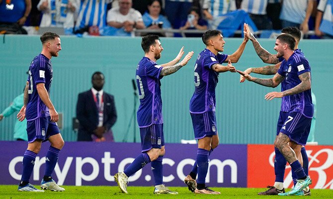 Leo Messi celebra un gol de Argentina con sus compañeros en Qatar 2022