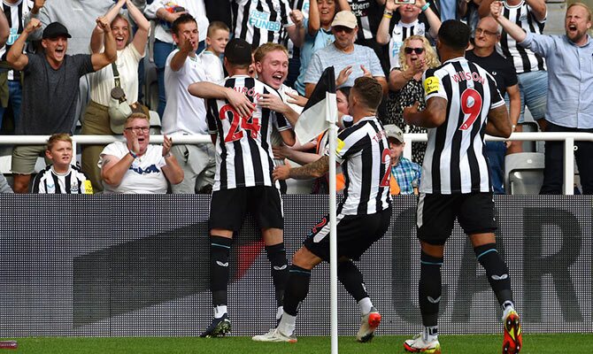 Miguel Almiron y otros jugadores del Newcastle festejan un gol en la Premier