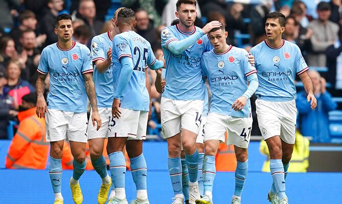 Jugadores del Manchester City celebran una anotacion en la Premier League 2022-2023