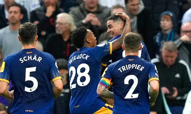 Miguel Almiron celebra con sus compañeros del Newcastle en Inglaterra