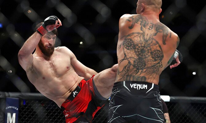 Magomed Ankalaev en la victoria sobre Anthony Smith en la UFC en julio de 2022