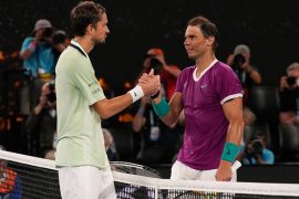 Rafael Nadal y Daniil Medvedev se saludan tras la final del Abierto de Australia 2022