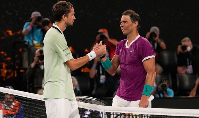 Rafael Nadal y Daniil Medvedev se saludan tras la final del Abierto de Australia 2022