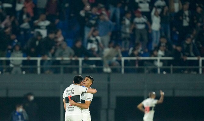 Jugadores de Olimpia celebran una anotacion en la temporada 2022