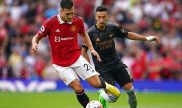 Diogo Dalot del Manchester United ante la marca de Gabriel Martinelli del Arsenal