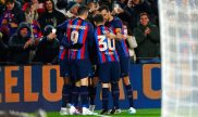 Jugadores del Barcelona se abrazan tras un gol por la Liga Española 2022-2023