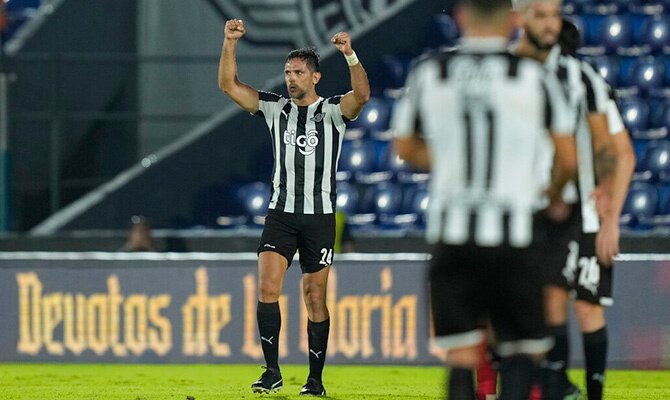 Roque Santa Cruz de Libertad festeja una anotacion en torneo internacional