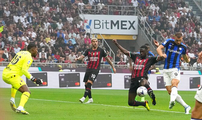 Edin Dzeko remata ante Magnin en el derbi Milan vs Inter por la Serie A