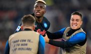 Victor Osimhen celebra una anotacion del Napoli con sus compañeros
